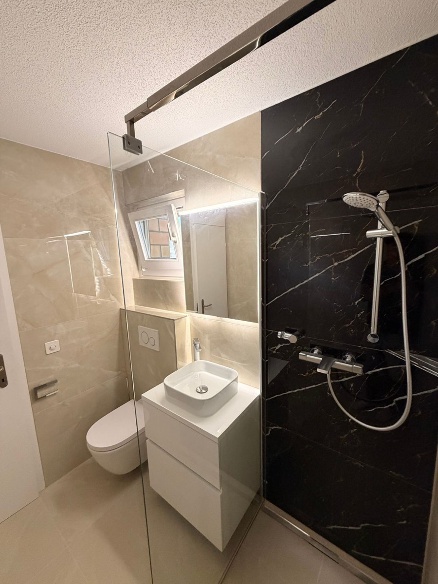 Salle de bain HAGO Bau – marbre noir et beige