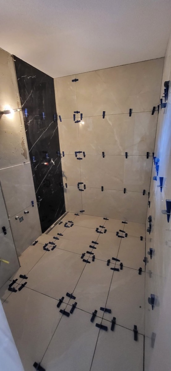Douche en cours de pose – système de nivellement
